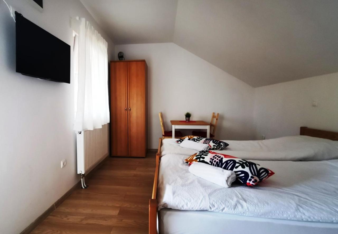 Vila Julija - Apartment & Rooms Otočac Extérieur photo