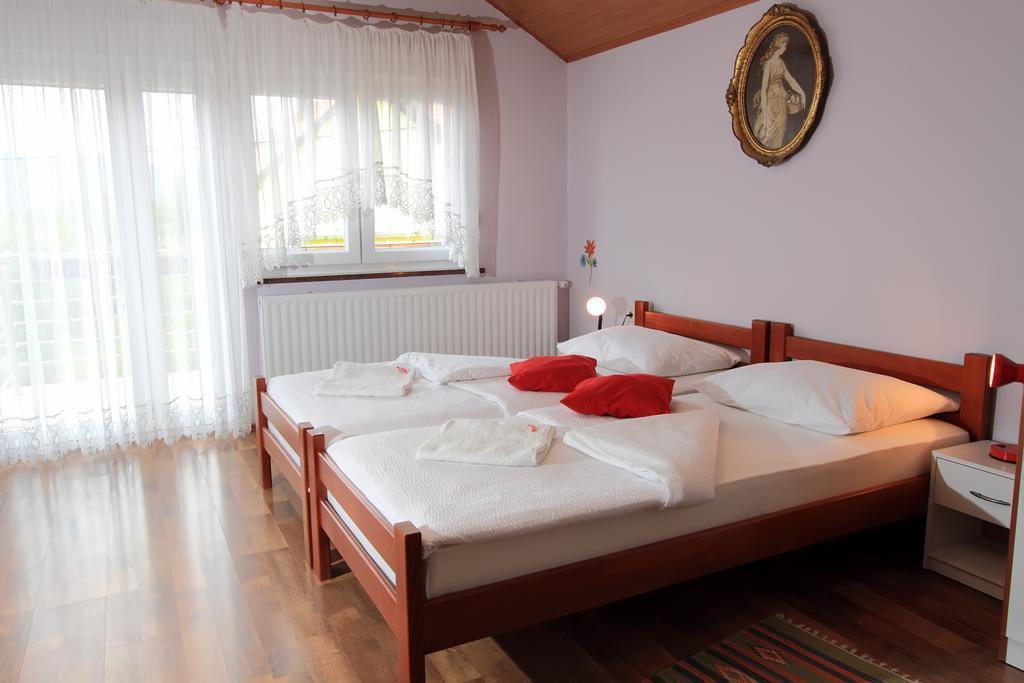 Vila Julija - Apartment & Rooms Otočac Extérieur photo