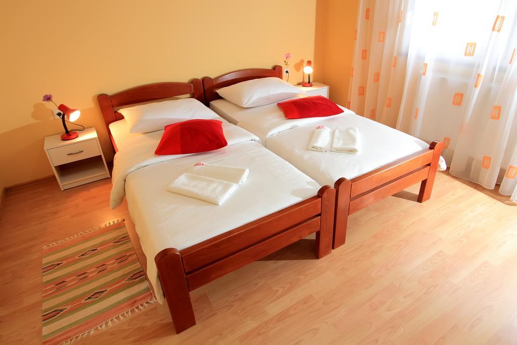 Vila Julija - Apartment & Rooms Otočac Extérieur photo