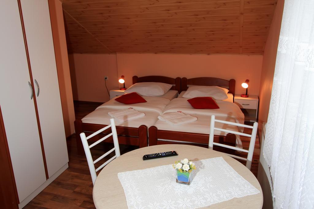 Vila Julija - Apartment & Rooms Otočac Extérieur photo